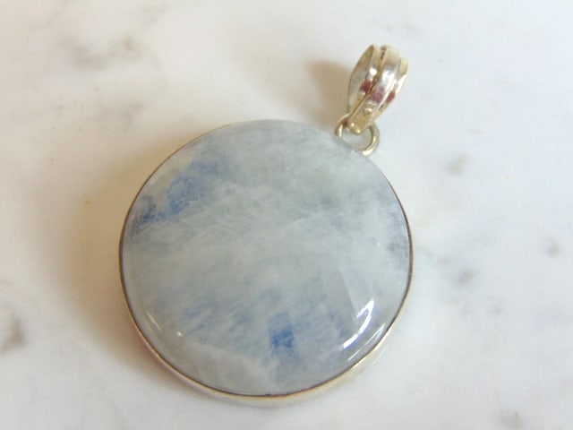 Womens Vintage Estate Sterling Silver Quartz Pendant: A LOVELY VINTAGE STERLING SILVER QUARTZ PENDANT. THE PENDANT WEIGHS 21.1g. THE PENDANT MEASURES 2 1/8" WIDE BY 1 3/8" LONG. MAKES A GREAT GIFT FOR THAT SPECIAL SOMEONE. ANY QUESTIONS, PLEASE DO NOT HE