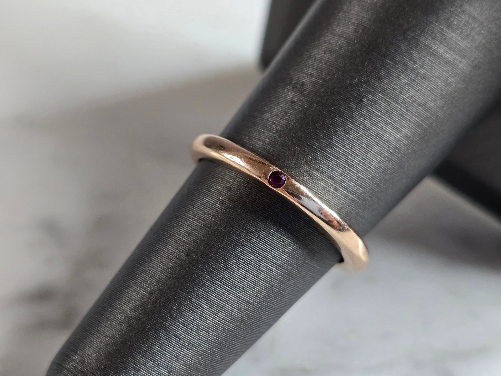 Womens Vintage Estate 14K Rose Gold Ruby Ring: A WOMEN'S VINTAGE ESTATE 14K ROSE GOLD RUBY RING. THE RING WEIGHS 2.3g, AND IS A SIZE 6.25. THE WIDTH OF THE RING IS 1/16". RING IS MARKED "14K". THIS IS A LOVELY GIFT FOR THAT SPECIAL SOMEONE. ANY QU