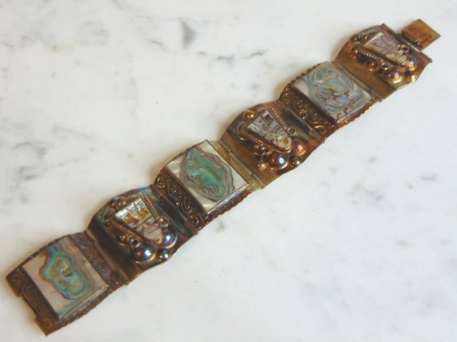 Womens Vintage Estate Sterling Silver Abalone Bracelet: A WOMENS VINTAGE ESTATE STERLING SILVER ABALONE BRACELET. THE BRACELET WEIGHS 54.0g AND MEASURES 7 3/8" LONG BY 1 1/4" WIDE. MAKES A GREAT GIFT FOR THAT SOMEONE SPECIAL. ANY QUESTIONS, PLEASE ASK. BE 