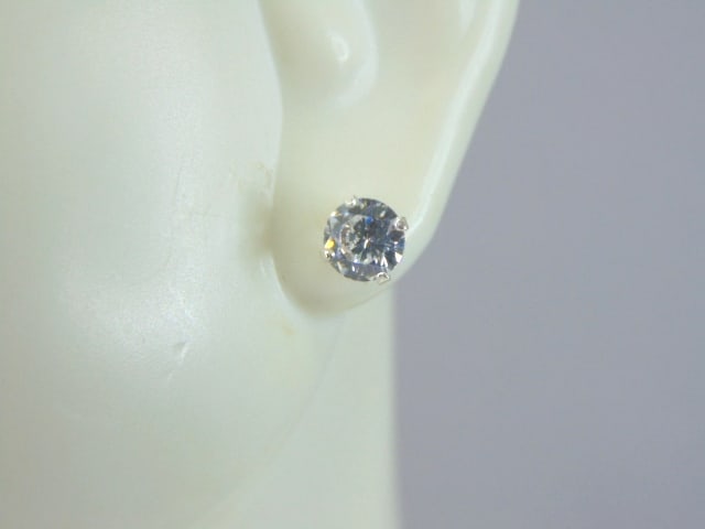 Womens Vintage Estate Sterling Silver CZ Earrings: A PAIR OF WOMENS STERLING SILVER CZ EARRINGS THAT WEIGH 0.6g AND MEASURES 1/4" IN DIAMETER. ANY QUESTIONS, PLEASE DO NOT HESITATE TO ASK. BE SURE TO CHECK OUT SOME OF MY OTHER GREAT ITEMS UP FOR SALE.