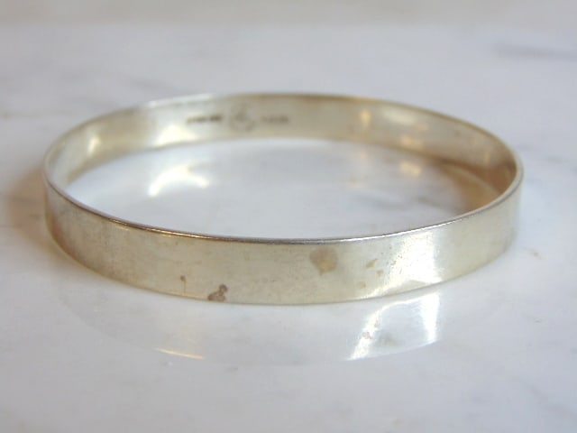 Womens Vintage Estate Sterling Silver Bracelet: A WOMENS VINTAGE ESTATE STERLING SILVER BRACELET. THE BRACELET WEIGHS 17.9g AND MEASURES 1/4" WIDE. THE INNER CIRCUMFERENCE MEASURES ABOUT 7 3/4". MAKES A GREAT GIFT FOR THAT SOMEONE SPECIAL. ANY QUES