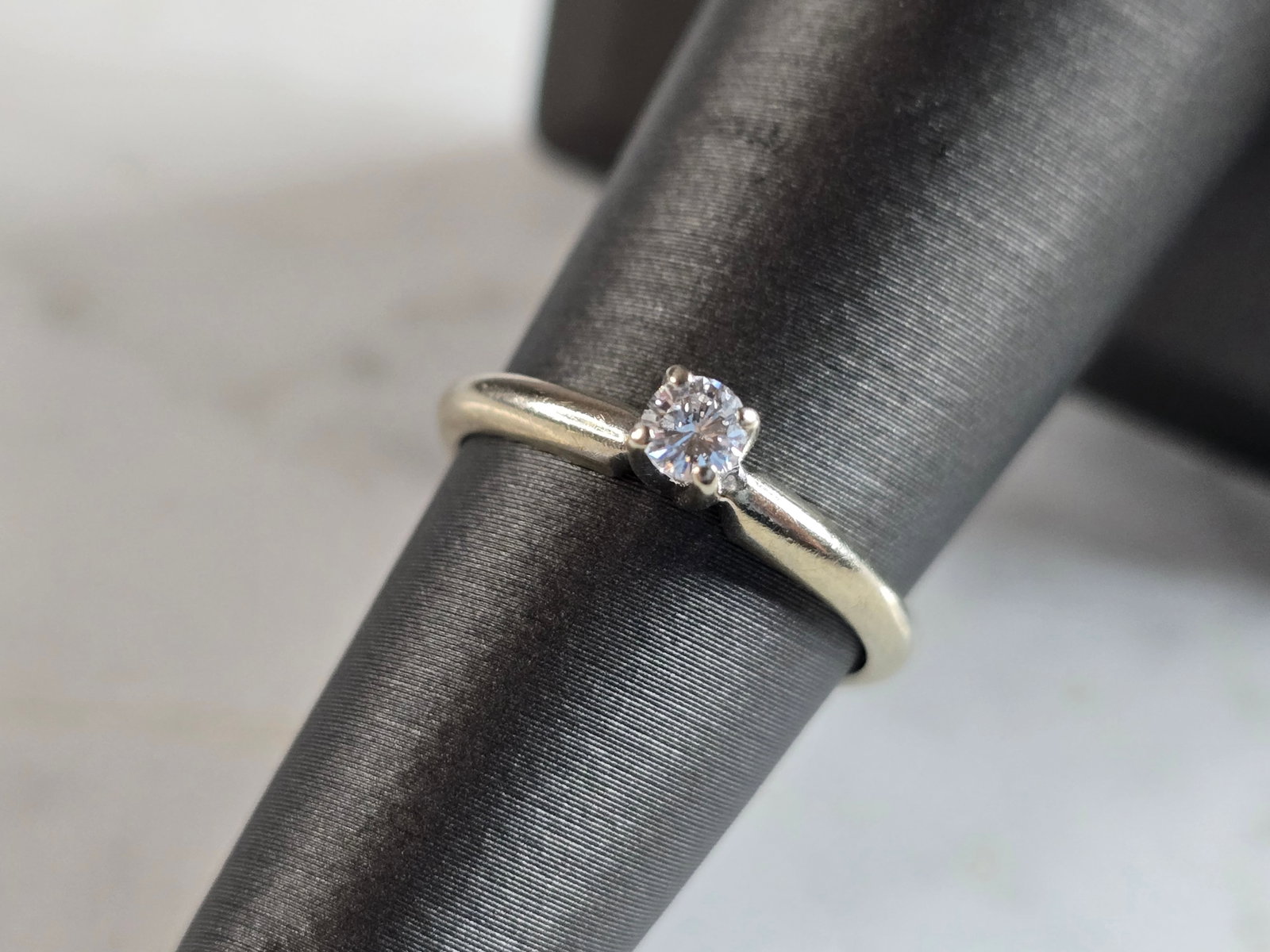 Womens Vintage Estate 14k White Gold Diamond Engagement Ring: A WOMEN'S VINTAGE ESTATE 14K WHITE GOLD DIAMOND ENGAGEMENT RING, MADE BY STYLECREST. THE RING WEIGHS 1.8g, AND IS A SIZE 5.25. THE WIDTH OF THE RING IS 1/8". THE DIAMOND IS ABOUT 0.10cts. ANY QUESTION