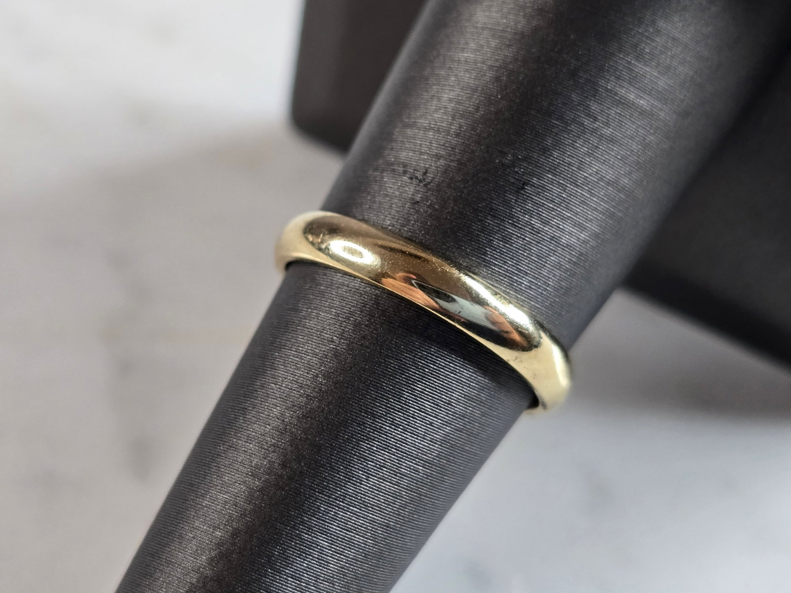 Womens Vintage Estate 14k Yellow Gold Wedding Ring Band: A WOMENS VINTAGE ESTATE 14k GOLD WEDDING BAND RING. THE RING WEIGHS 2.8g AND MEASURES 1/8" WIDE. RING IS A SIZE 7.0. MAKES A GREAT GIFT FOR THAT SOMEONE SPECIAL. ANY QUESTIONS, PLEASE ASK. BE SURE TO 