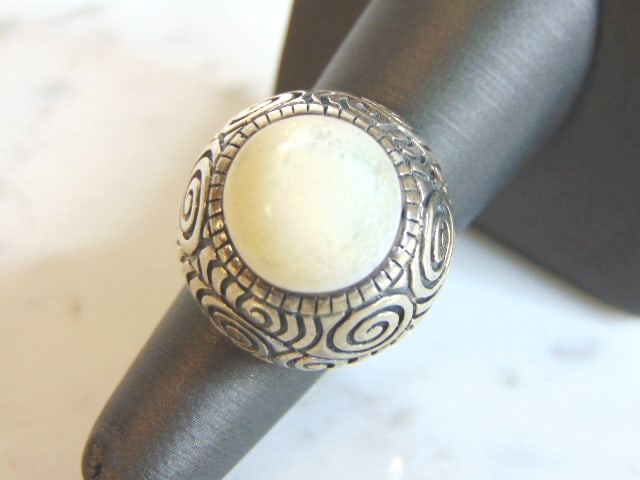 Womens Vintage Sterling Silver Mother of Pearl Ring: A WONDERFUL WOMENS VINTAGE ESTATE STERLING SILVER MOTHER OF PEARL RING. THE RING WEIGHS 12.9g, AND IS A SIZE 6.75. ANY QUESTIONS PLEASE DO NOT HESITATE TO ASK. BE SURE TO CHECK OUT SOME OF MY OTHER GR