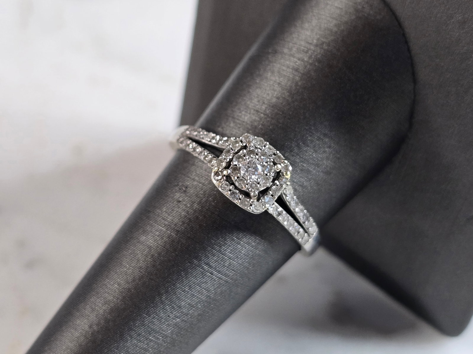 Womens Vintage Estate 14k White Gold Diamond Engagement Ring: A WOMEN'S VINTAGE ESTATE 14K WHITE GOLD DIAMOND ENGAGMENT RING. THE RING WEIGHS 2.3g, AND IS A SIZE 9.25. THE WIDTH OF THE RING IS ABOUT 1/4". THE CENTER DIAMOND IS ABOUT 0.07cts SURROUNDED BY 52 SMAL