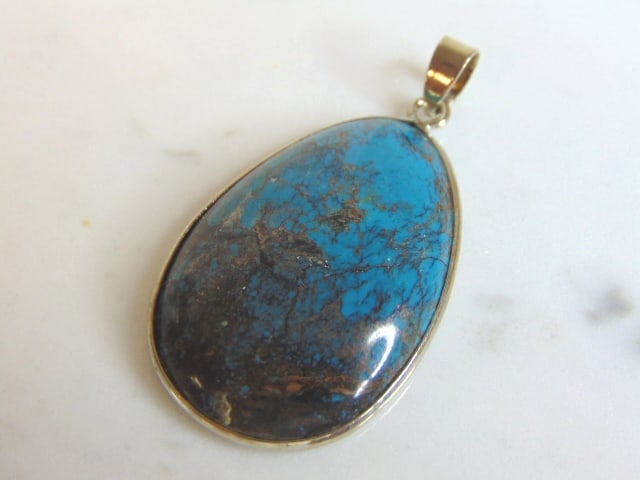 Womens Vintage Sterling Silver Chrysocolla Pendant: A LOVELY VINTAGE STERLING SILVER CHRYSOCOLLA COLORED PENDANT. NOT SURE IF STONES ARE REAL OR MAN MADE. THE PENDANT WEIGHS 10.3g. THE PENDANT MEASURES 2" WIDE BY 1" LONG. MAKES A GREAT GIFT FOR THAT SP