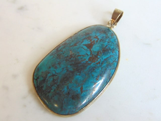 Womens Vintage Sterling Silver Chrysocolla Pendant: A LOVELY VINTAGE STERLING SILVER CHRYSOCOLLA COLORED PENDANT. NOT SURE IF STONES ARE REAL OR MAN MADE. THE PENDANT WEIGHS 14.3g. THE PENDANT MEASURES 2 3/8" WIDE BY 1 1/4" LONG. MAKES A GREAT GIFT FOR