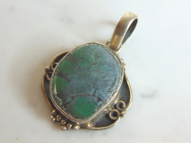 Womens Vintage Sterling Silver Chrysocolla Pendant: A LOVELY VINTAGE STERLING SILVER CHRYSOCOLLA COLORED PENDANT. NOT SURE IF STONE ARE REAL OR MAN MADE. THE PENDANT WEIGHS 11.9g. THE PENDANT MEASURES 1 3/4" WIDE BY 1 1/4" LONG. MAKES A GREAT GIFT FOR 