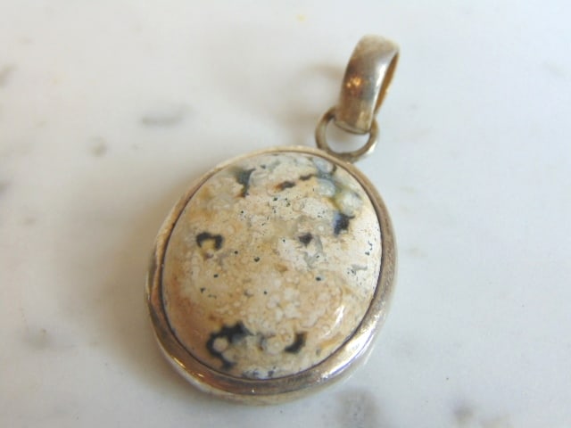 Womens Vintage Sterling Silver Jasper Colored Pendant: FOR SALE IS THIS LOVELY VINTAGE STERLING SILVER JASPER COLORED PENDANT. NOT SURE IF STONES ARE REAL OR MAN MADE. THE PENDANT WEIGHS 11.6g. THE PENDANT MEASURES 1 3/4" WIDE BY 1" LONG. MAKES A GREAT GI