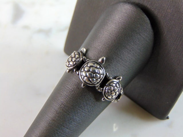 Womens Vintage Estate Sterling Silver Turtle Ring: A WOMENS VINTAGE ESTATE STERLING SILVER TURTLE RING. RING WEIGHS 3.2g AND IS A SIZE 10.0. THIS WOULD MAKE A NICE GIFT FOR THAT SOMEONE SPECIAL. ANY QUESTIONS PLEASE DO NOT HESITATE TO ASK. BE SURE TO 