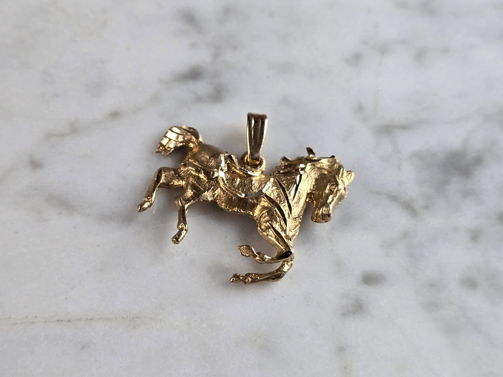 Womens Vintage Estate 14K Yellow Gold Horse Pendant: A WOMENS VINTAGE ESTATE 14K YELLOW GOLD HORSE PENDANT. THE PENDANT WEIGHS 3.0g AND MEASURES 1" LONG BY 7/8" WIDE. PENDANT IS MARKED ON THE BACK OF THE HEAD. MAKES A GREAT GIFT FOR THAT SOMEONE SPECIAL