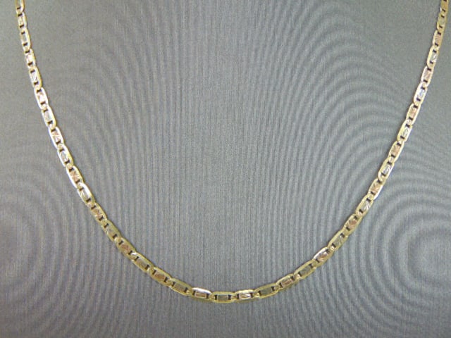 Womens Vintage 14k Mixed Gold Chain Link Necklace: A WOMENS VINTAGE ESTATE 14K GOLD CHAIN LINK NECKLACE THAT HAS A LOVELY MIX OF YELLOW, WHITE AND ROSE GOLD. THE TOTAL WEIGHT IS 4.4g, AND MEASURES ABOUT 16 1/4" LONG BY 1/8" WIDE. MAKES A GREAT GIFT FO