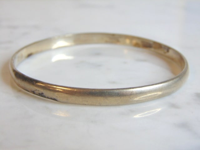 Womens Vintage Estate Sterling Silver Bracelet: A WOMENS VINTAGE ESTATE STERLING SILVER BRACELET. THE BRACELET WEIGHS 17.9g AND MEASURES 1/4" WIDE. THE INNER CIRCUMFERENCE MEASURES ABOUT 8". MAKES A GREAT GIFT FOR THAT SOMEONE SPECIAL. ANY QUESTION