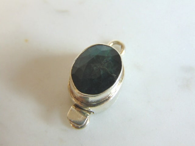 Womens Vintage Sterling Silver Aventurine Pendant: A WOMENS VINTAGE ESTATE STERLING SILVER AVENTURINE PENDANT. PENDANT IS MISSING A BAIL. NOT SURE IF STONE IS REAL OR MAN MADE. PENDANT WEIGHS 4.9g AND PENDANT MEASURES 1" LONG BY 1/2" WIDE. MAKES A GRE