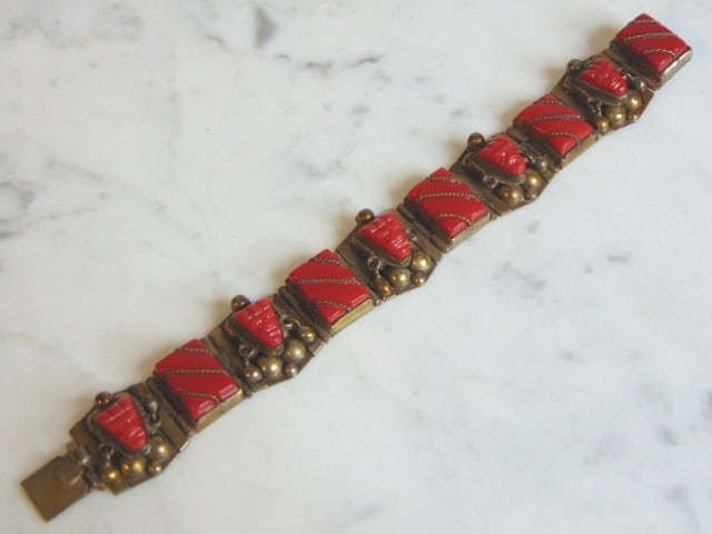 Womens Vintage Estate Sterling Silver Bracelet: A LOVELY VINTAGE ESTATE STERLING SILVER BRACELET. NOT SURE WHAT THE STONES ARE, BELIEVED TO BE BAKELITE ON THE BRACELET. BRACELET MEASURES 7 314" LONG BY 7/8" WIDE AND WEIGHS 44.4g. BRACELET IS MISSIN