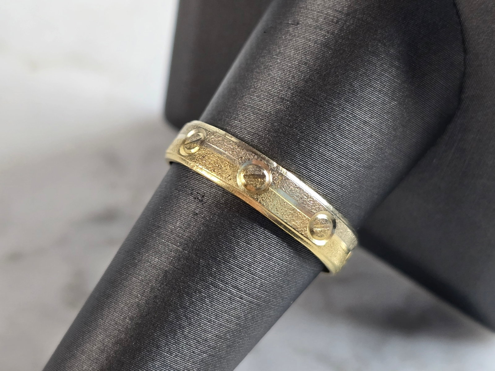Mens Vintage Estate 18K White & Yellow Gold Wedding Band Ring: A MENS VINTAGE ESTATE 18K WHITE & YELLOW GOLD WEDDING BAND RING. THE RING WEIGHS 3.7g AND IS A SIZE 9.5. THE WIDTH OF THE BAND IS 3/16". RING IS MARKED ON THE INSIDE OF THE BAND. NOT SURE WHO THE MAKE
