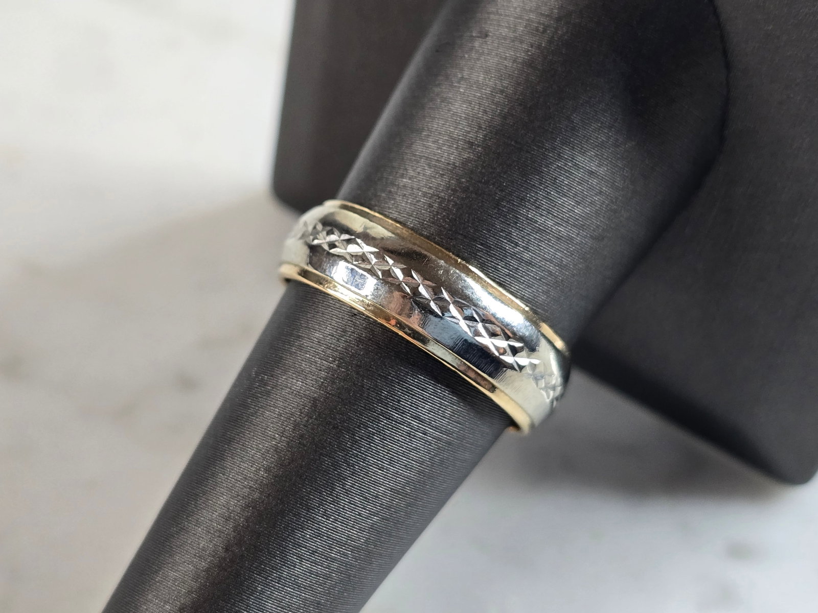 Mens Womens Vintage Estate 14K Gold Band Wedding Ring: A MENS VINTAGE ESTATE 14K WHITE & YELLOW GOLD WEDDING BAND RING. THE TOTAL WEIGHT IS 5.4g, AND IS A SIZE 9.0. THE WIDTH OF TH EBAND IS 1/4". RING IS MARKED ON THE INSIDE OF THE BAND. ANY QUESTIONS, PL
