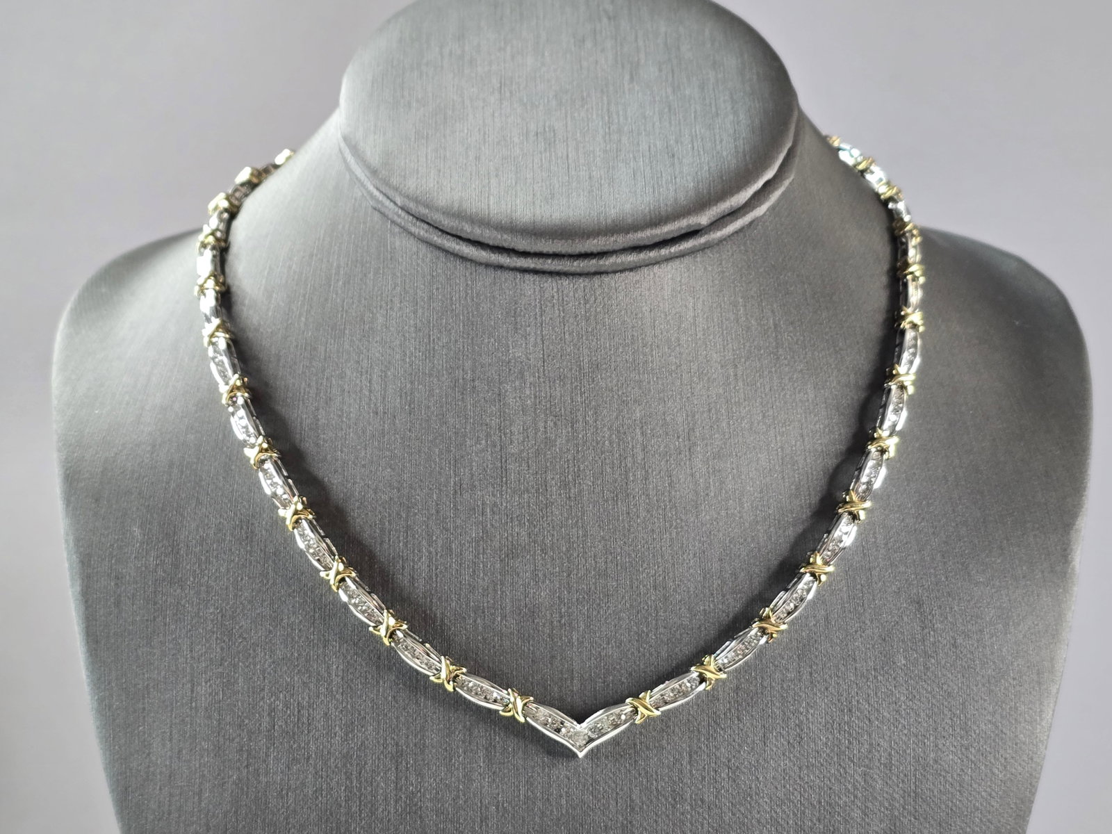 Womens Vintage 10k White & Yellow Gold Diamond Modernist Necklace: A WOMENS VINTAGE ESTATE 10K WHITE & YELLOW GOLD DIAMOND MODERNIST NECKLACE. NECKLACE WEIGHS 17.2g, AND MEASURES 16 1/2" BY 1/4". THERE ARE 77 SMALL DIAMONDS IN THIS NECKLACE. WOULD MAKE A LOVELY GIFT 
