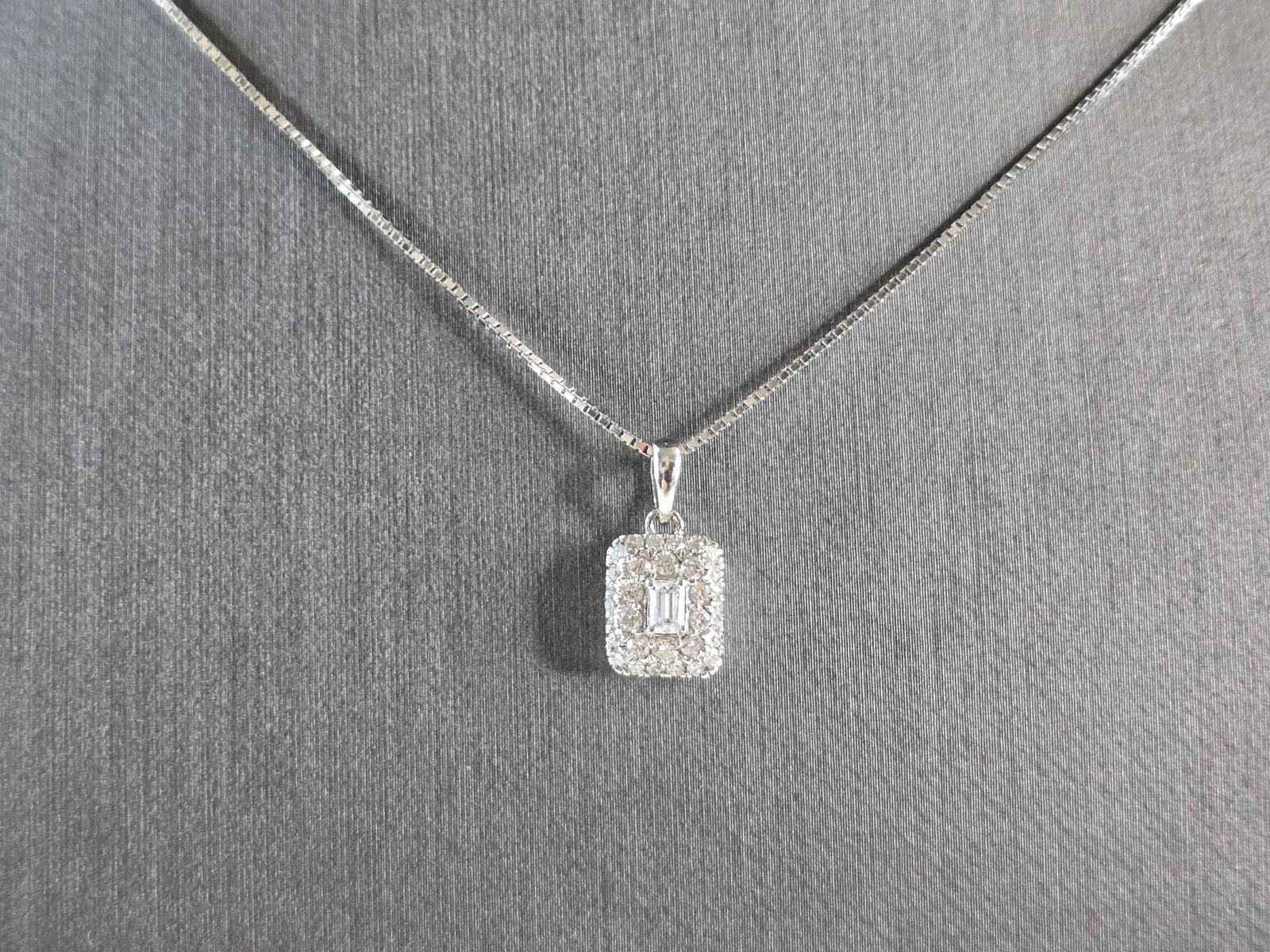 Womens Vintage Estate 14K White Gold Diamond Pendant Necklace: A WOMENS VINTAGE ESTATE 14K WHITE GOLD DIAMOND PENDANT NECKLACE. THE TOTAL WEIGHT IS 4.4g. NECKLACE MEASURES 22 1/4" LONG, AND THE PENDANT MEASURES 1/2" BY 3/16". THE CENTER DIAMOND IS ABOUT .18cts, W