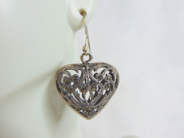 Womens Vintage Sterling Silver Dangle Heart Earrings: A PAIR OF WOMEN'S VINTAGE ESTATE STERLING SILVER DANGLE HEART EARRINGS. THE EARRINGS WEIGH 10.2g. THE EARRING MEASURES 1 1/2" LONG AND 1" WIDE. MAKES A LOVELY GIFT FOR THAT SOMEONE SPECIAL. ANY QUESTI