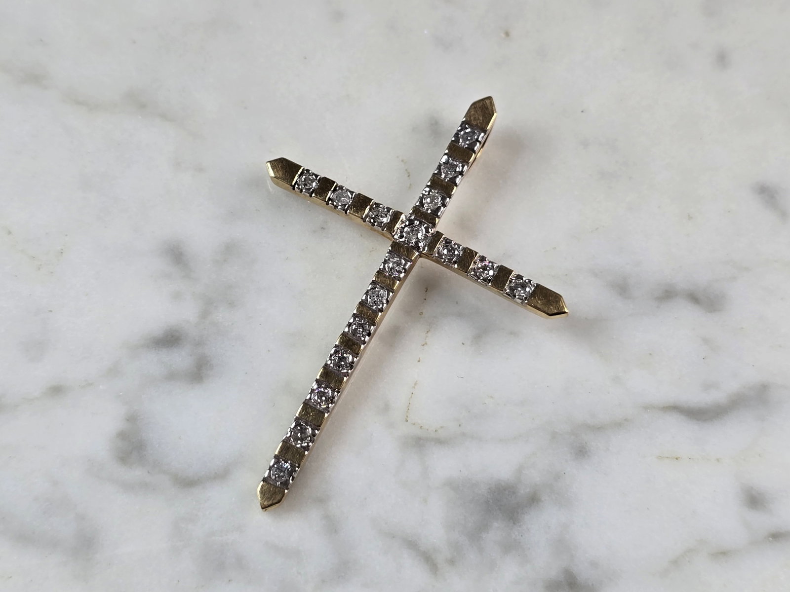 Vintage 10k Yellow Gold Religious Crucifix Cross Diamond Pendant: A VINTAGE ESTATE 10K YELLOW GOLD CROSS PENDANT THAT HAS DIAMOND CHIPS IN IT. PENDANT WEIGHS 3.0g, AND MEASURES 1 7/8" BY 1 3/8". THERE ARE 17 TINY DIAMONDS IN THE PENDANT. WOULD MAKE A LOVELY GIFT FOR