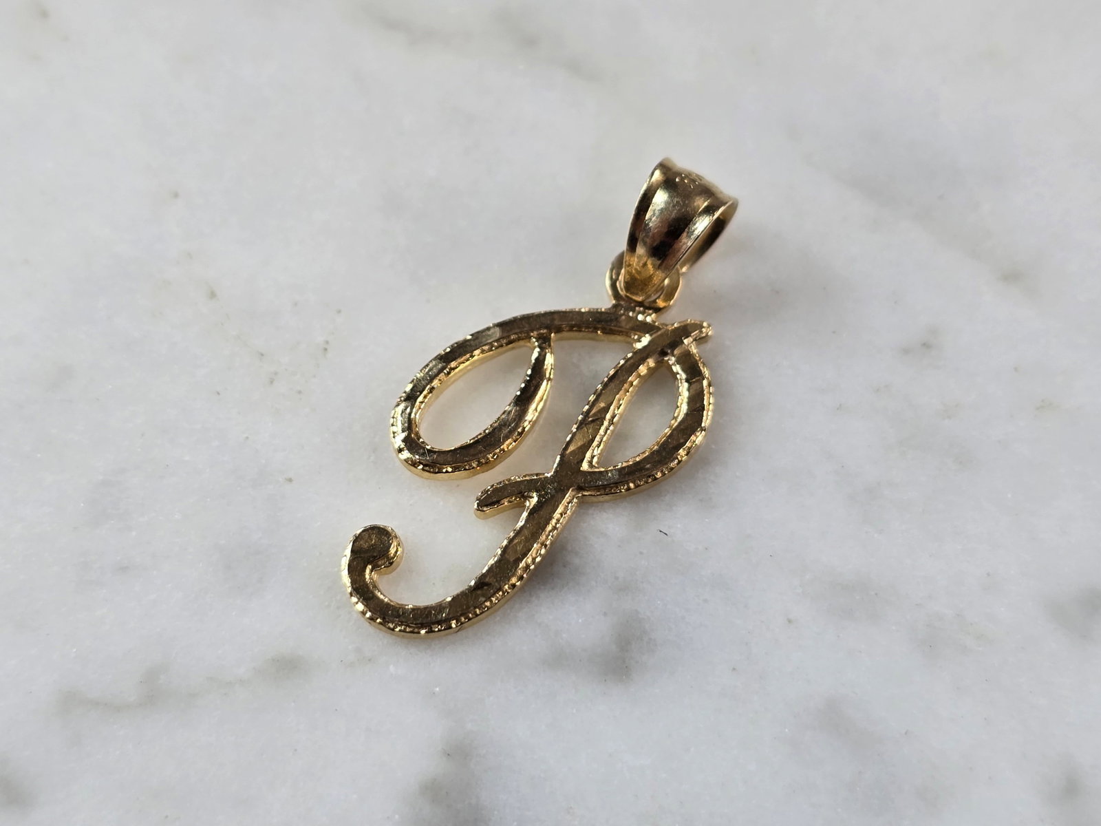Womens Vintage Estate 14k Gold Initial "P" Pendant: A WOMENS VINTAGE ESTATE 14K YELLOW GOLD "P" PENDANT THAT WEIGHS 1.2g. THE PENDANT MEASURES 1" LONG BY 1/2" WIDE. THIS IS A LOVELY GIFT FOR THAT SOMEONE SPECIAL. ANY QUESTIONS PLEASE DONT HESITATE TO A