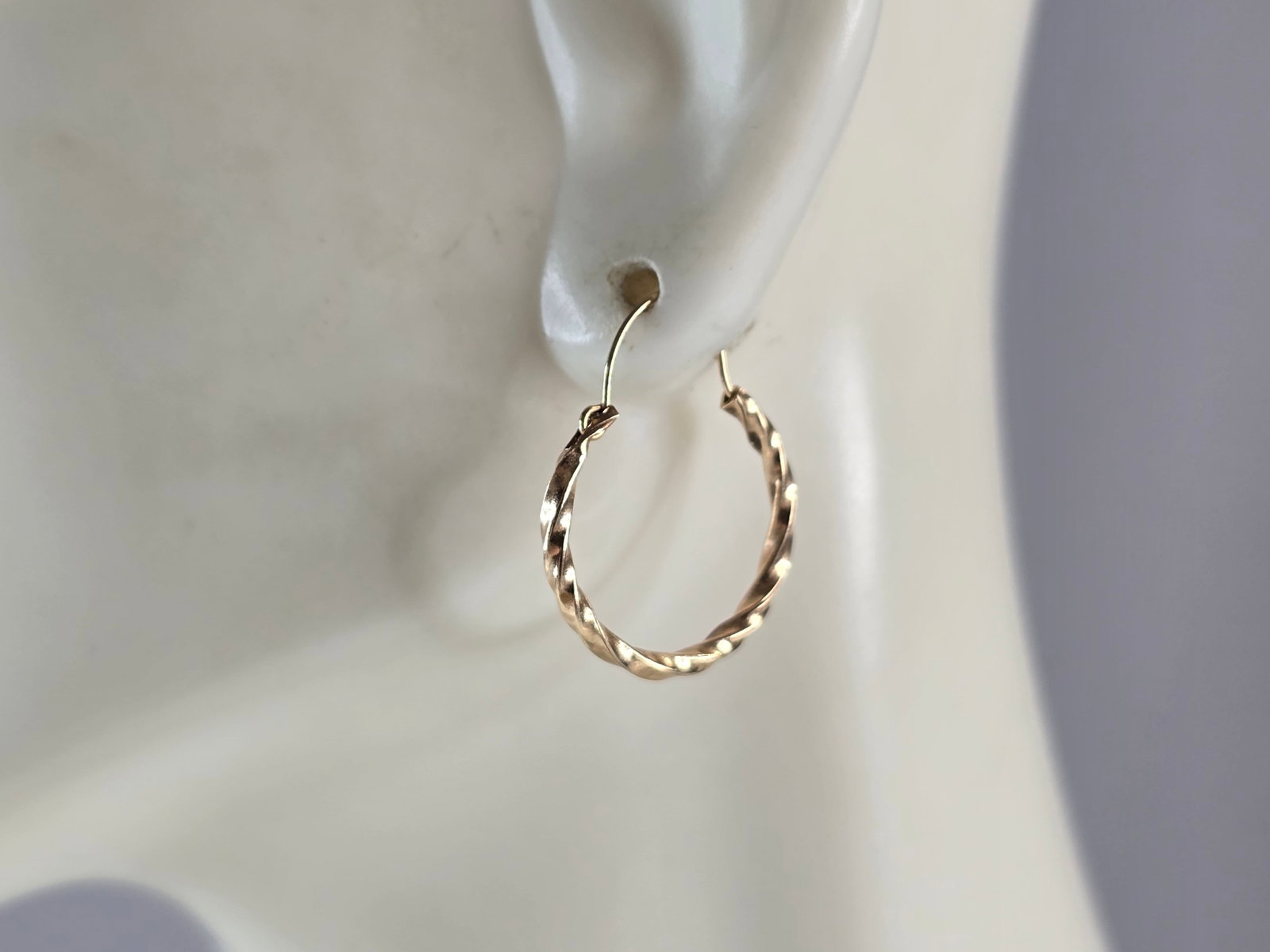Pr Womens Vintage Estate 14K Yellow Gold Twisted Hoop Earrings: A PAIR OF WOMENS 14K YELLOW GOLD TWISTED HOOP EARRINGS. THE EARRINGS WEIGH 1.0g, AND MEASURE 3/4" BY 5/8". EARRINGS ARE MARKED ON THE STEM. THIS MAKES A LOVELY GIFT FOR THAT SOMEONE SPECIAL. ANY QUEST
