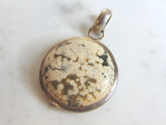 Womens Vintage Estate Sterling Silver Jasper Pendant: A WOMENS VINTAGE ESTATE STERLING SILVER JASPER PENDANT. NOT SURE IF STONE IS REAL OR MAN MADE. PENDANT WEIGHS 15.2g AND PENDANT MEASURES 1 3/4" LONG BY 1 1/4" WIDE. MAKES A GREAT GIFT FOR THAT SOMEONE