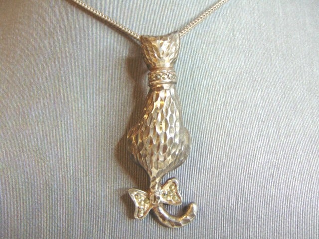Womens Vintage Sterling Silver Cat Pendant W/ Necklace: A WOMENS VINTAGE ESTATE STERLING SILVER CAT PENDANT WITH NECKLACE. TOGETHER THEY WEIGH 16.0g. PENDANT MEASURES 2 1/8" LONG BY 3/4" WIDE. NECKLACE MEASURES 25" LONG. MAKES A GREAT GIFT FOR THAT SOMEONE