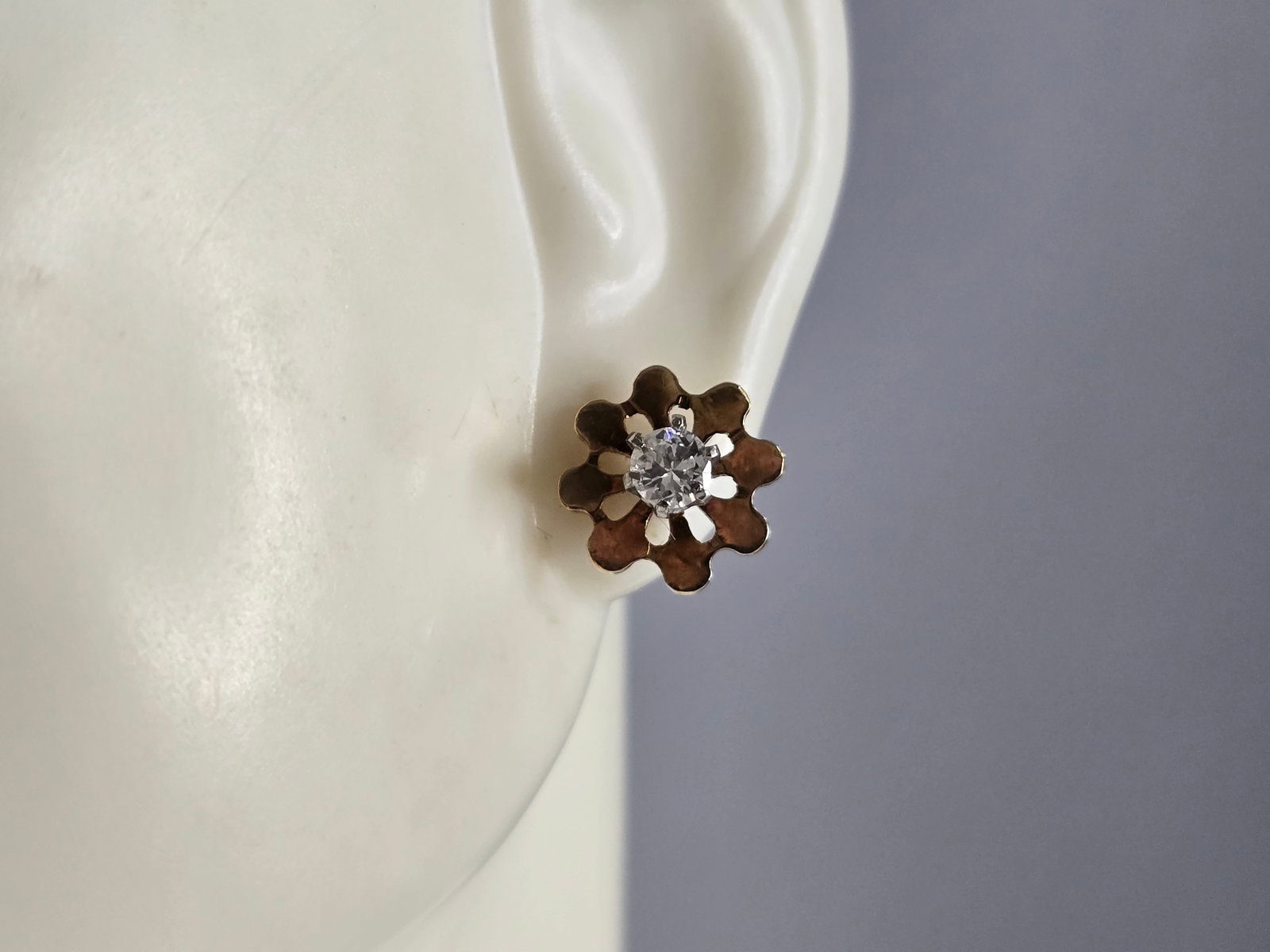 Pr Vintage Estate 14K Yellow Gold Diamond Stud Earrings: A PAIR OF WOMENS VINTAGE ESTATE 14K YELLOW GOLD DIAMOND STUD EARRINGS. THE EARRING WEIGHS 1.5g, AND MEASURE 3/8" WIDE. EACH DIAMOND IS ABOUT .15cts. SORRY THESE DID NOT COME WITH BACKINGS. EARRINGS AR