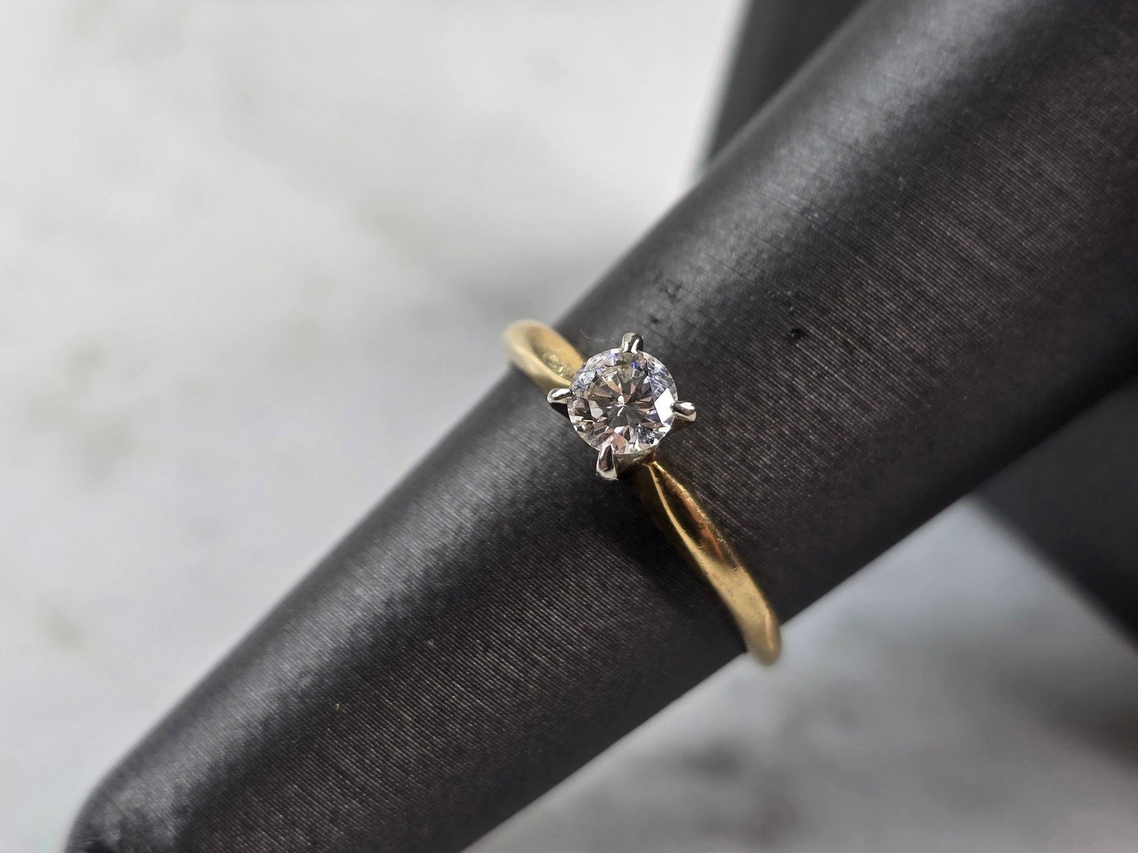 Womens Vintage Estate 18K Yellow Gold Diamond Engagement Ring: A BEAUTIFUL WOMEN'S VINTAGE ESTATE 18K GOLD DIAMOND ENGAGEMENT RING WITH ABOUT A 0.20ct DIAMOND. THE SIZE OF THE RING IS A 6.5, AND WEIGHS 2.1g. THE WIDTH OF THE RING IS 3/16". MAKES A NICE GIFT FOR T