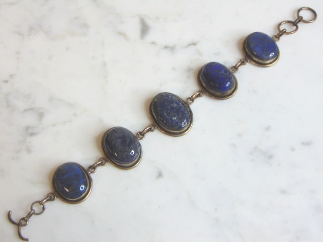Womens Vintage Sterling Silver Lapis Lazuli Bracelet: A LOVELY VINTAGE ESTATE STERLING SILVER LAPIS LAZULI BRACELET. NOT SURE IF STONE IS REAL OR MAN MADE. BRACELET MEASURES 7 5/8" LONG BY 1" WIDE AND WEIGHS 29g. THIS WOULD MAKE A LOVELY GIFT FOR THAT SO