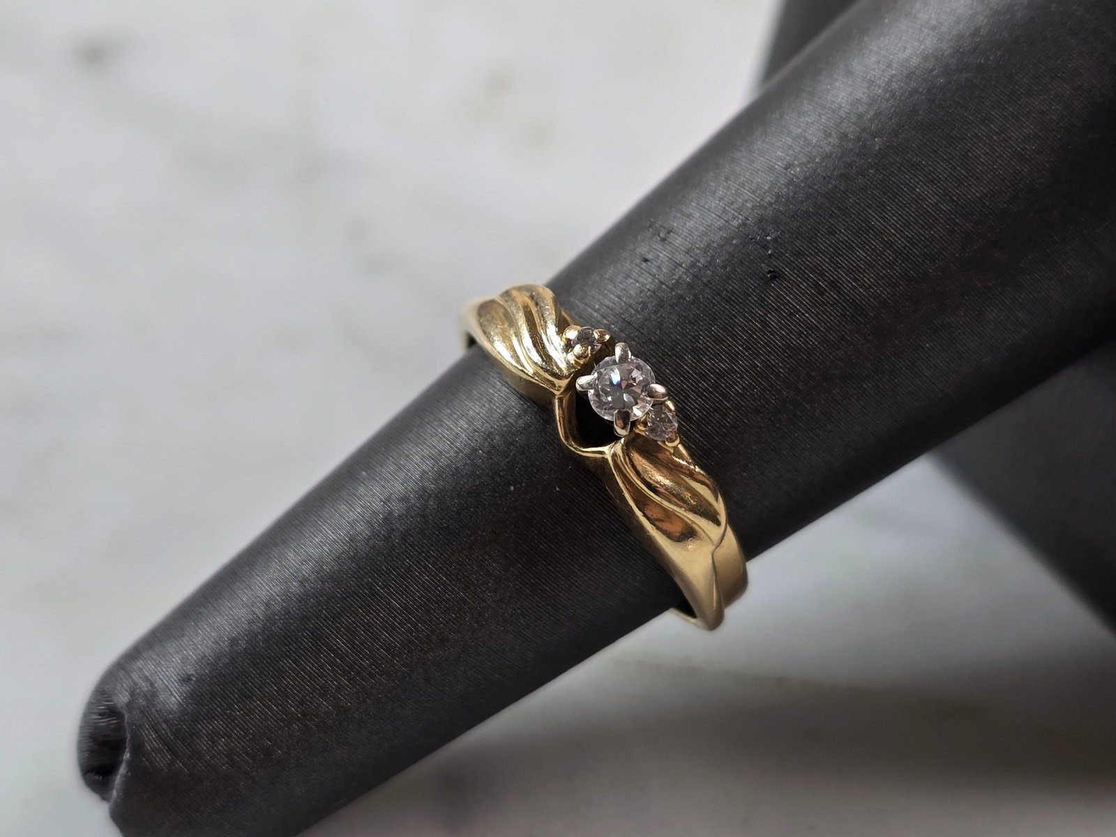 Womens Vintage Estate 14K Yellow Gold Magic Glo Diamond Ring Set: A WOMENS VINTAGE ESTATE 14K YELLOW GOLD DIAMOND RING SET, MADE BY MAGIC GLO. THE DIAMOND IS ABOUT .07cts WITH 2 TINY ACCENT DIAMONDS. THE TOTAL WEIGHT IS 2.8g, AND IS A SIZE 6.0. THE WIDTH IS ABOUT 3/