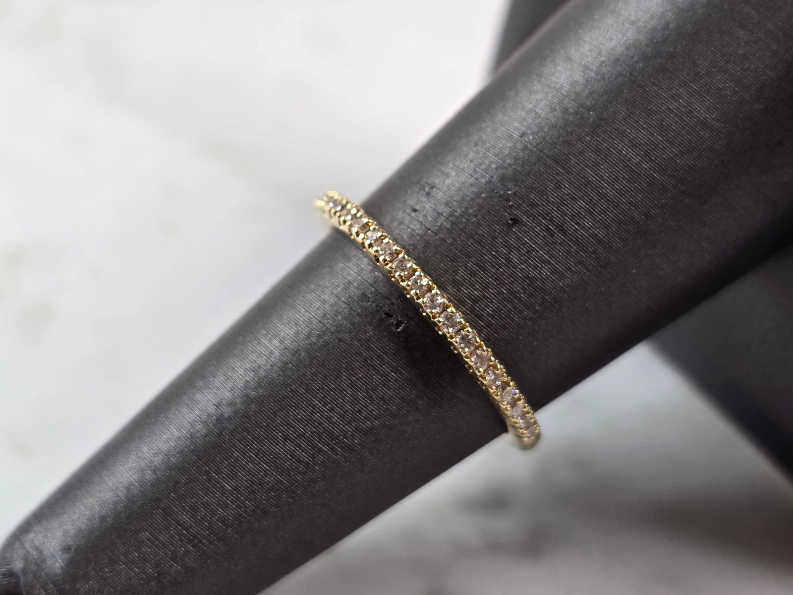 Womens Vintage Estate 14K Yellow Gold Reverie Lab Diamond Ring: A WOMENS VINTAGE ESTATE 14K YELLOW GOLD LAB CREATED DIAMOND RING MADE BY REVERIE. THE RING WEIGHS 1.9g, AND IS A SIZE 7.0, AND IS ABOUT 1/16" WIDE. THE RING HAS 29 TINY DIAMONDS IN IT. RING IS MARKED 