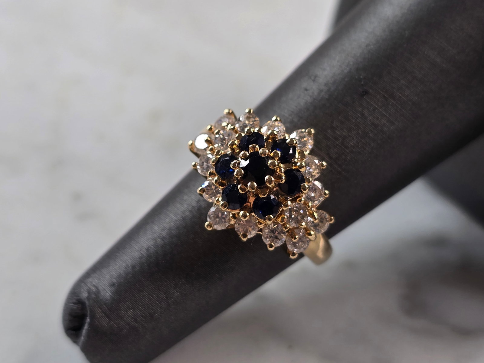 Womens Vintage Estate 14K Yellow Gold Sapphire & Diamond Ring: A WOMENS VINTAGE ESTATE 14K YELLOW GOLD RING WITH A BLUE SAPPHIRES, ACCENTED WITH DIAMONDS. THE RING WEIGHS 5.9g, AND IS A SIZE 5.5. THE RING MEASURES 5/8" WIDE. RING HAS ABOUT 0.80cts OF DIAMONDS, WI
