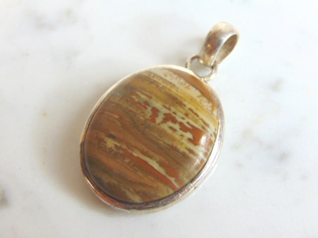 Womens Vintage Estate Sterling Silver Jasper Pendant: A WOMENS VINTAGE ESTATE STERLING SILVER JASPER PENDANT. NOT SURE IF STONE IS REAL OR MAN MADE. PENDANT WEIGHS 12.5g AND PENDANT MEASURES 1 3/4" LONG BY 1" WIDE. MAKES A GREAT GIFT FOR THAT SOMEONE SPE