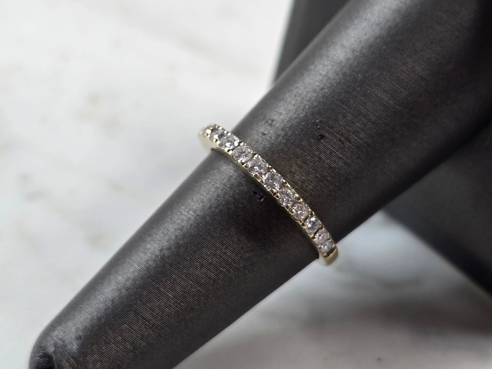 Womens Vintage Estate 14K Yellow Gold Diamond Ring: A WOMENS VINTAGE ESTATE 14K YELLOW GOLD DIAMOND RING . THE RING IS A SIZE 7.0, AND WEIGHS 1.7g. THE WIDTH OF THE RING IS 1/8". THERE ARE ABOUT 0.45cts OF DIAMONDS IN THIS RING. RING IS MARKED 14K. THI