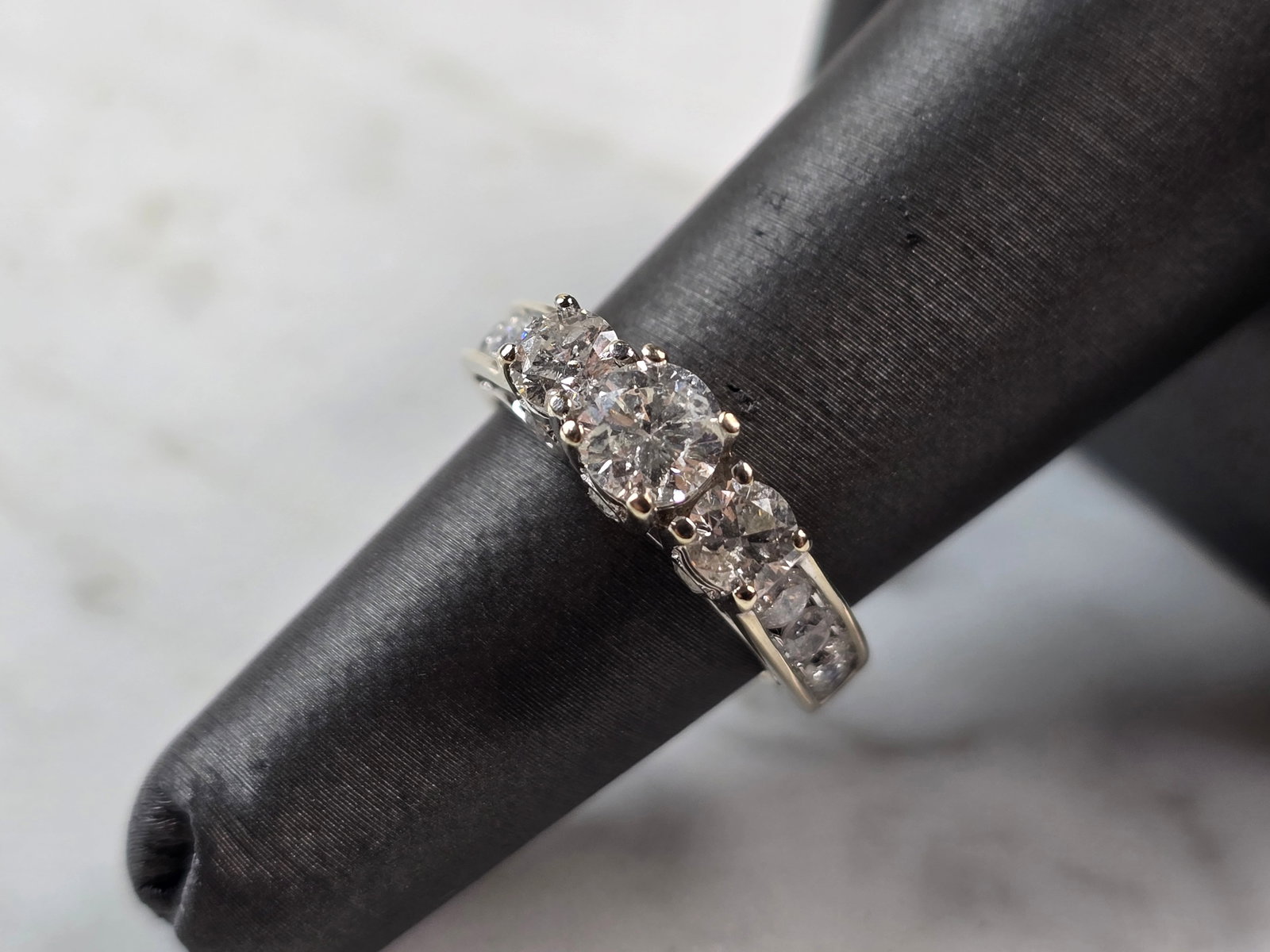Womens Vintage Estate 14k White Gold Diamond Engagement Ring: A WOMENS 14K WHITE GOLD DIAMOND ENGAGEMENT RING. THE RING WEIGHS 4.2g, AND IS A SIZE 5.5. THE WIDTH OF THE RING IS 3/16". THERE ARE ABOUT 1.5cts OF DIAMONDS. RING IS MARKED 14k. WOULD MAKE A GREAT GIF