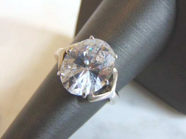 Womens Vintage Estate Sterling Silver CZ Ring: A WOMENS VINTAGE ESTATE STERLING SILVER CZ RING THAT WEIGHS 7.2g. THE RING IS A SIZE 7.5. THIS WOULD MAKE A NICE GIFT FOR THAT SOMEONE SPECIAL. ANY QUESTIONS PLEASE DO NOT HESITATE TO ASK. BE SURE TO 