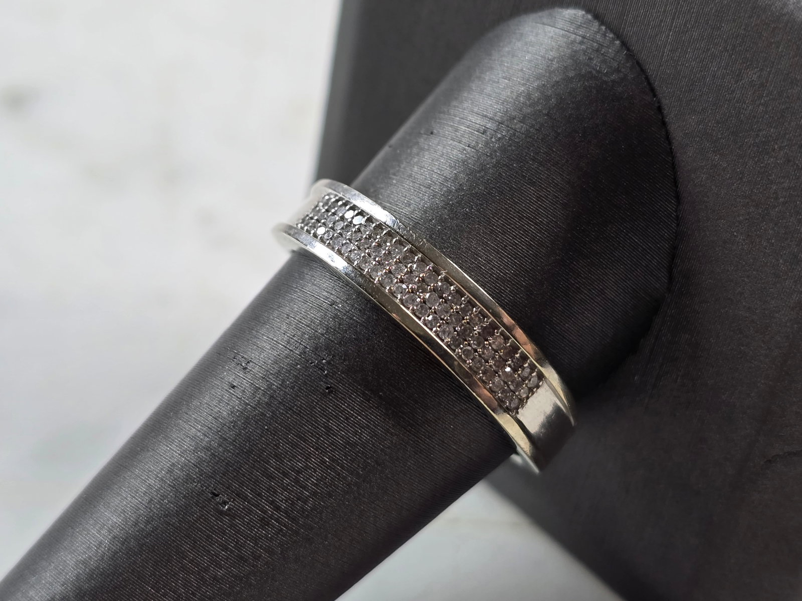 Mens Vintage Estate 10k White Gold Diamond Ring: A MENS VINTAGE 10K WHITE GOLD DIAMOND RING. THE SIZE OF THE RING IS A 10.75, AND WEIGHS 3.4g. THE WIDTH OF THE BAND IS 3/16". RING HAS 69 TINY DIAMONDS. RING IS STAMPED 10K. ANY QUESTIONS PLEASE DO NO
