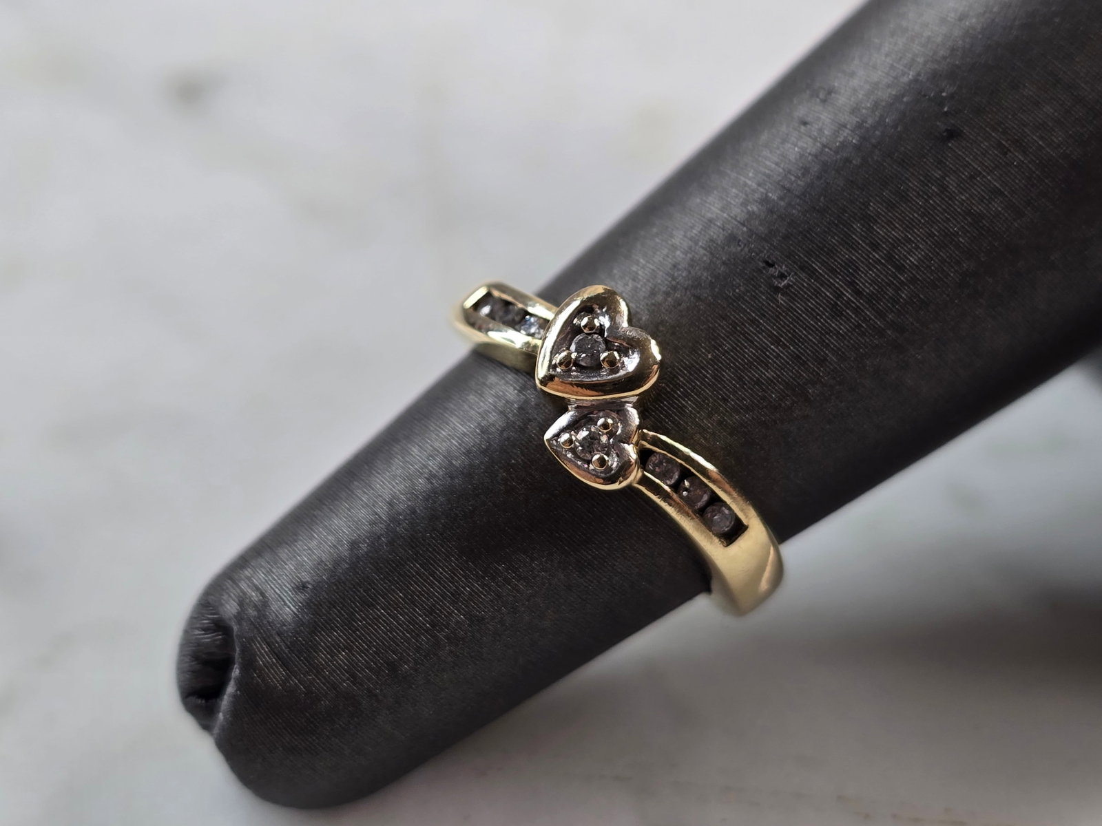 Womens Vintage Estate 10K Gold Diamond Heart Ring: A WOMENS VINTAGE ESTATE 10K GOLD DIAMOND HEART RING. THE RING WEIGHS 2.3g, AND IS A SIZE 4.25. THE WIDTH OF THE RING IS 1/4". THERE ARE 8 TINY DIAMONDS IN THIS RING. ANY QUESTIONS, PLEASE DON'T HESITA