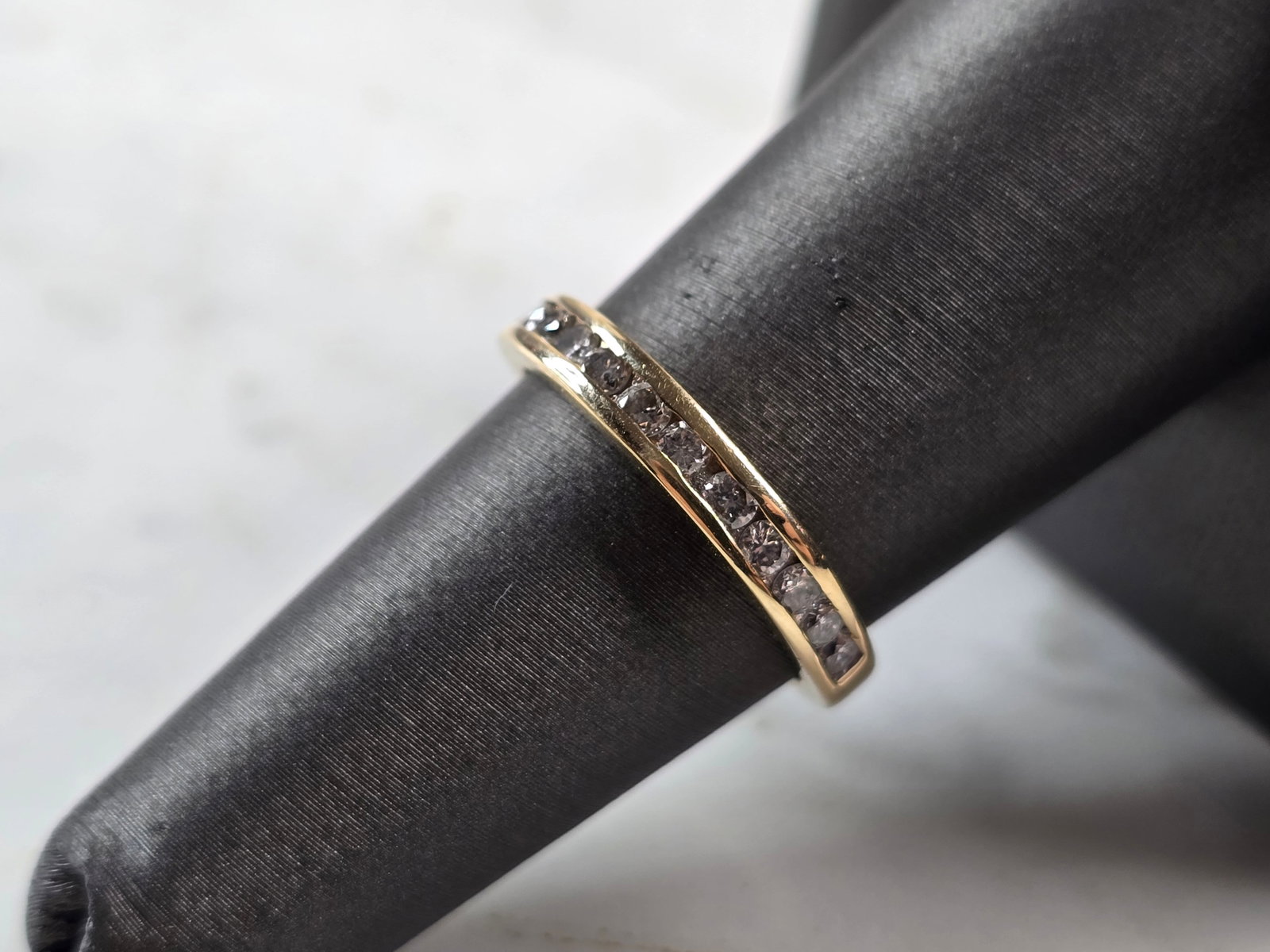 Womens Vintage Estate 14k Gold Magic Glo Diamond Ring: A WOMENS VINTAGE ESTATE 14K GOLD DIAMOND RING MADE BY MAGIC GLO. THE RING WEIGHS 3.0g AND IS A SIZE 6.75. THE CARAT WEIGHT OF THE DIAMONDS ARE ABOUT .36cts. THE WIDTH OF THE RING IS 1/8". ANY QUESTION