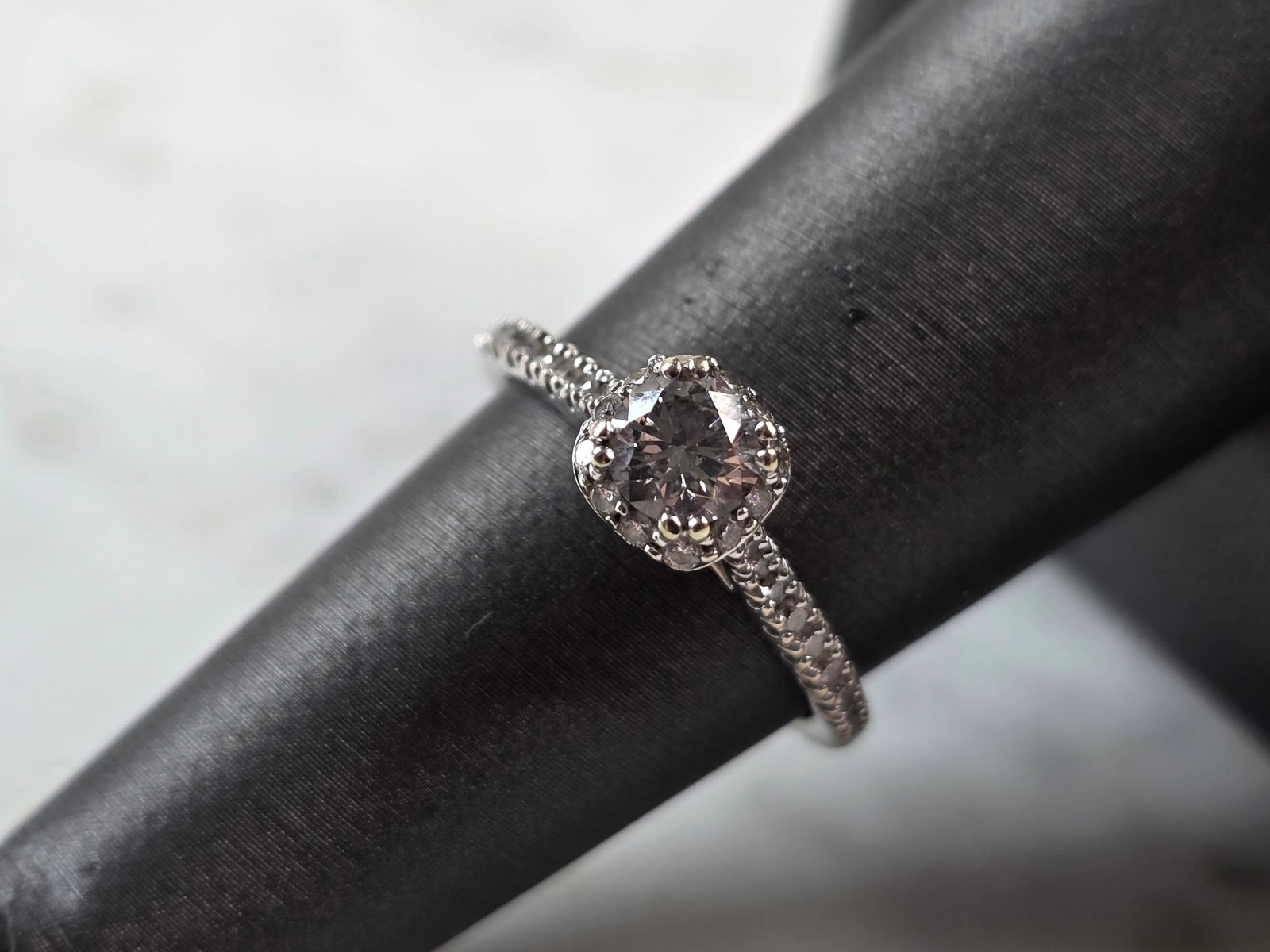 Womens Estate 14k White Gold Lab Diamond Ring: A WOMENS ESTATE 14K WHITE GOLD LAB CREATED DIAMOND RING . THE RING WEIGHS 2.6g AND ARE A SIZE 6.5. THE WIDTH OF THE RING IS ABOUT 1/4". THE CENTER DIAMOND IS ABOUT 0.25cts. THERE ARE 32 TINY ACCENT DI