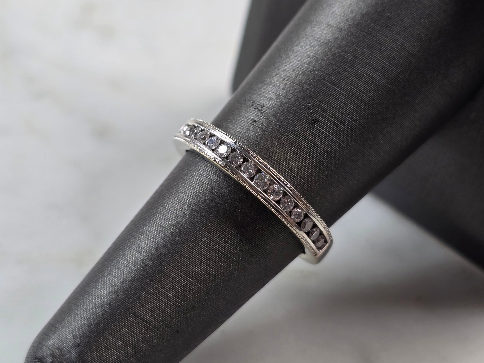 Womens Vintage Estate 14k White Gold Diamond Ring: A WOMENS VINTAGE ESTATE 14k WHITE GOLD DIAMOND RING THAT WEIGHS 3.0g, AND IS A SIZE 6.75. THE WIDTH OF THE RING IS 1/8". THERE ARE 15 SMALL DIAMONDS IN THIS RING. THIS WOULD MAKE A NICE GIFT FOR THAT 