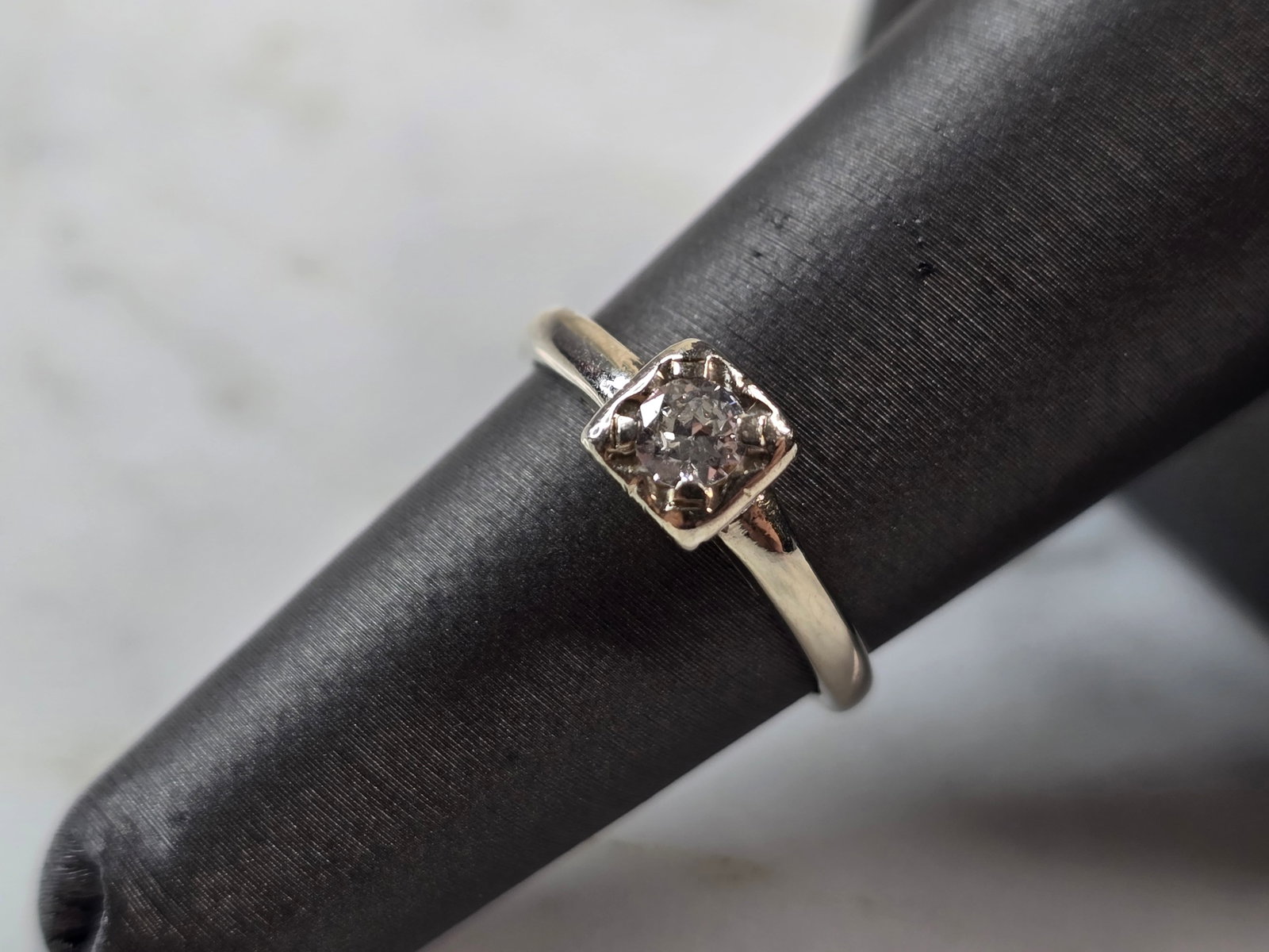 Womens Vintage Estate 14k White Gold Diamond Ring: A WOMEN'S VINTAGE ESTATE 14K WHITE GOLD DIAMOND ENGAGMENT RING. THE RING WEIGHS 2.3g, AND IS A SIZE 5.75. THE WIDTH OF THE RING IS ABOUT 1/4". THE DIAMOND IS ABOUT 0.15cts. ANY QUESTIONS PLEASE DO NOT