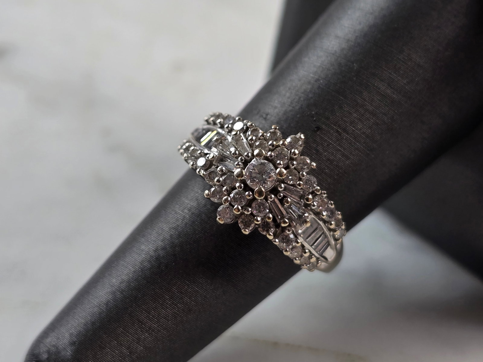 Womens Vintage Estate 14k White Gold Diamond Ring: A WOMENS VINTAGE ESTATE 14K WHITE GOLD DIAMOND RING. THE RING IS A SIZE 7.0, AND WEIGHS 4.7g. THERE ARE ABOUT 0.92cts OF DIAMONDS. THE WIDTH OF RINGS IS 1/2". THE RING MAKES A BEAUTIFUL, IMPRESSIVE GI