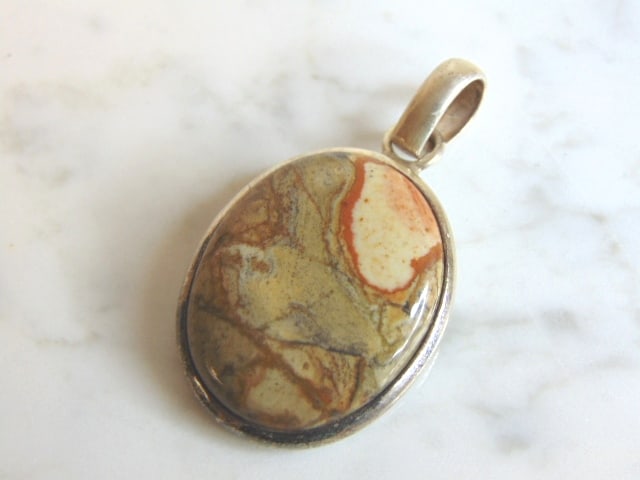 Womens Vintage Estate Sterling Silver Jasper Pendant: A WOMENS VINTAGE ESTATE STERLING SILVER JASPER PENDANT. NOT SURE IF STONE IS REAL OR MAN MADE. PENDANT WEIGHS 16.4g AND PENDANT MEASURES 2" LONG BY 1 1/8" WIDE. MAKES A GREAT GIFT FOR THAT SOMEONE SPE