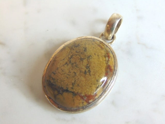 Womens Vintage Estate Sterling Silver Jasper Pendant: A WOMENS VINTAGE ESTATE STERLING SILVER JASPER PENDANT. NOT SURE IF STONE IS REAL OR MAN MADE. PENDANT WEIGHS 12.8g AND PENDANT MEASURES 1 3/4" LONG BY 1" WIDE. MAKES A GREAT GIFT FOR THAT SOMEONE SPE