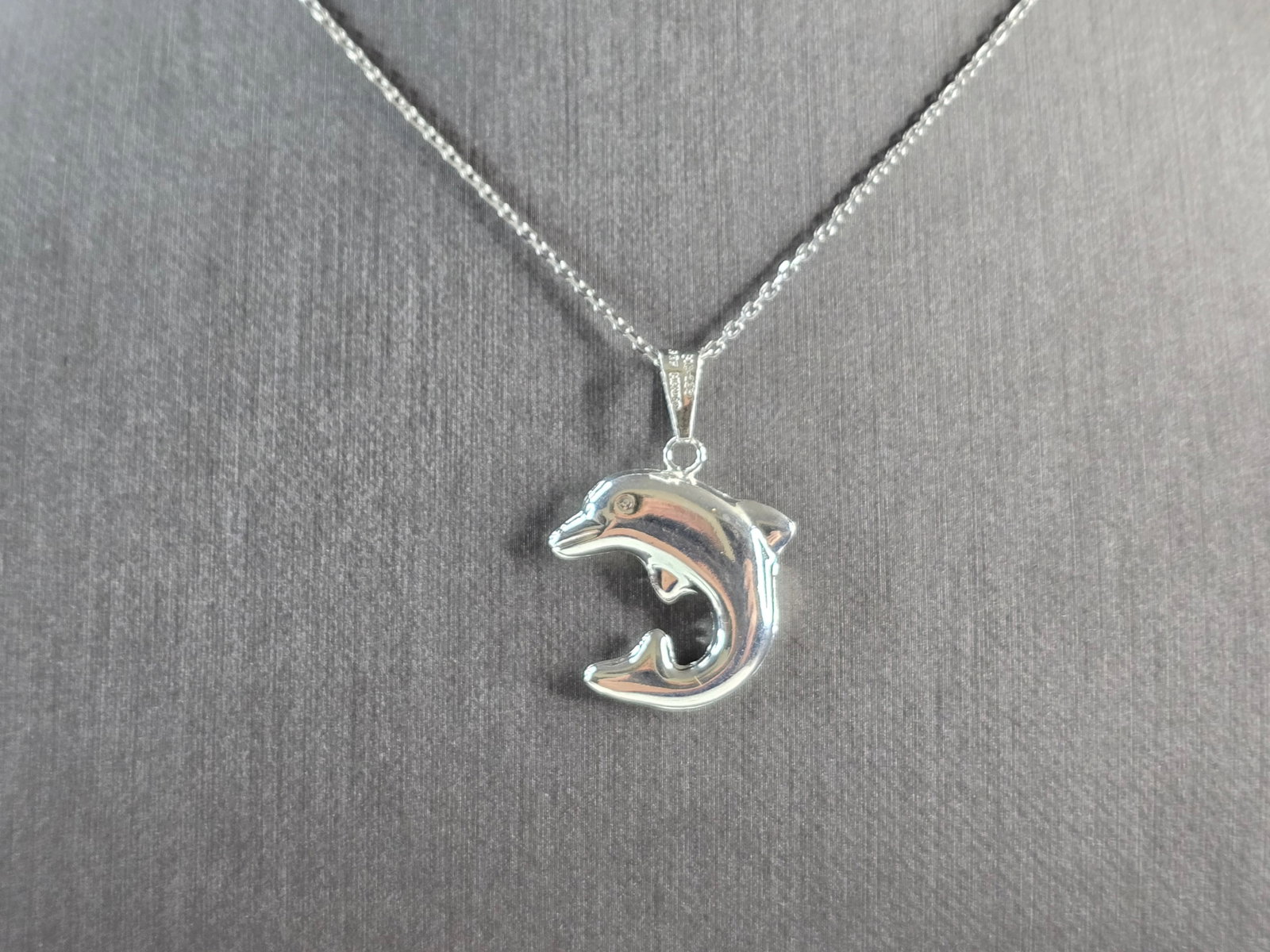 Womens Vintage Estate Sterling Silver Dolphin Pendant Necklace: A WOMENS VINTAGE ESTATE STERLING SILVER DOLPHIN PENDANT NECKLACE. NECKLACE MEASURES 18" , AND THE PENDANT MEASURES 1" BY 3/4". THE NECKLACE AND PENDANT WEIGHS 3.4g. THIS LOVELY NECKLACE WOULD MAKE A G
