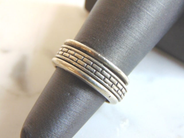 Mens Vintage Estate Sterling Silver Fidget Ring: A WONDERFUL MENS VINTAGE ESTATE STERLING SILVER FIDGET RING. THE RING WEIGHS 6.5g, AND IS A SIZE 5.75. ANY QUESTIONS PLEASE DO NOT HESITATE TO ASK. BE SURE TO CHECK OUT SOME OF MY OTHER GREAT ITEMS UP